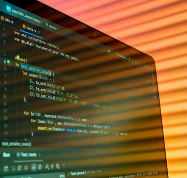 Operator przegląda workflow wyjątków księgowych